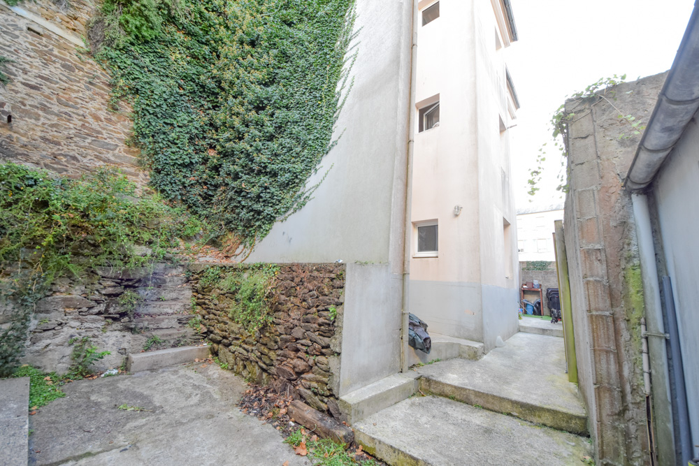 APPARTEMENT T2 34M² AU CALME - EMPOUTREMENT BETON - 1 CHAMBRE - LOCATAIRE EN PLACE - BEAU POTENTIEL